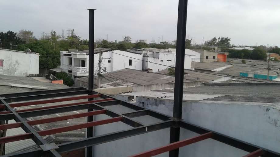 Vigas de acero con pintura anticorrosiva montadas sobre la edificación existente