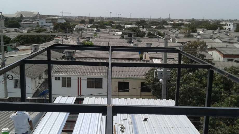 Pórticos metálicos y lámina colaborante sobre edificación existente