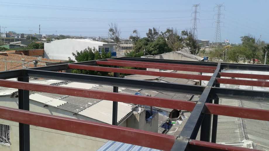 Montaje de vigas de acero con pintura anticorrosiva