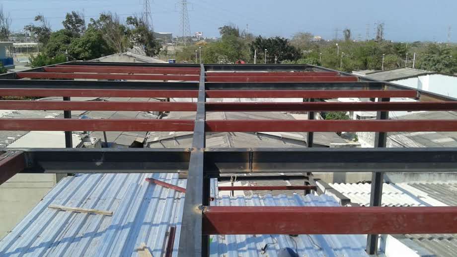 Lámina colaborante instalada sobre las vigas de acero