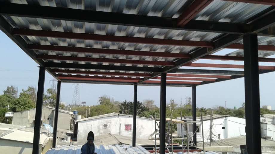 Vista inferior del entrepiso: vigas de acero y lámina colaborante