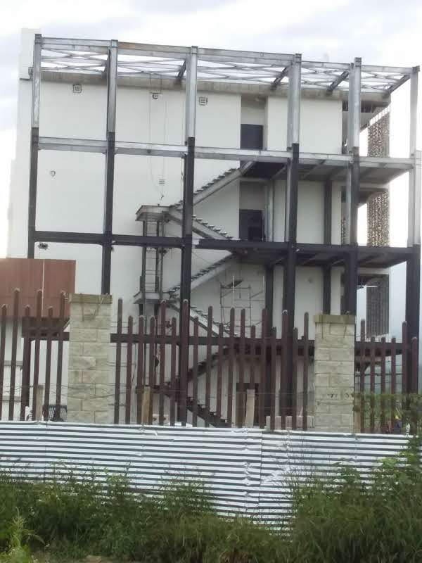 Estructura metálica de varios niveles adosada a la fachada de una edificación