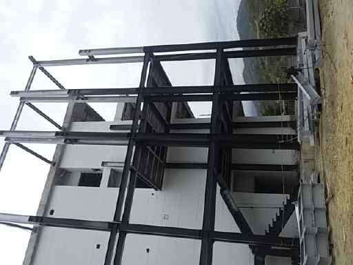 Estructura metálica vista desde abajo, con los entrepisos de cada nivel