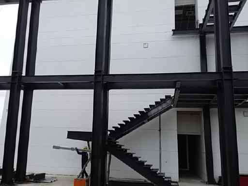 Escalera metálica entre niveles de la estructura