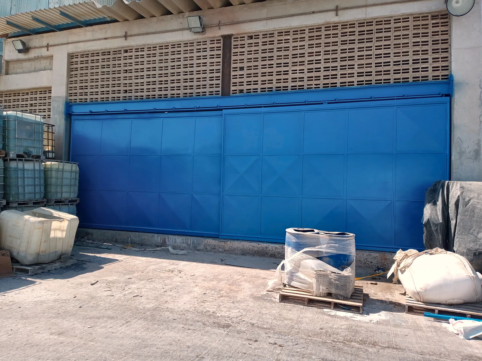 Portón metálico de gran formato con pintura de acabado terminada