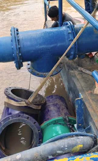 Tubería de gran diámetro con el codo retirado en la barcaza