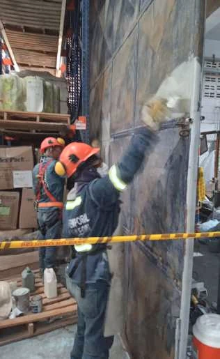 Operario realizando limpieza mecánica sobre una lámina metálica