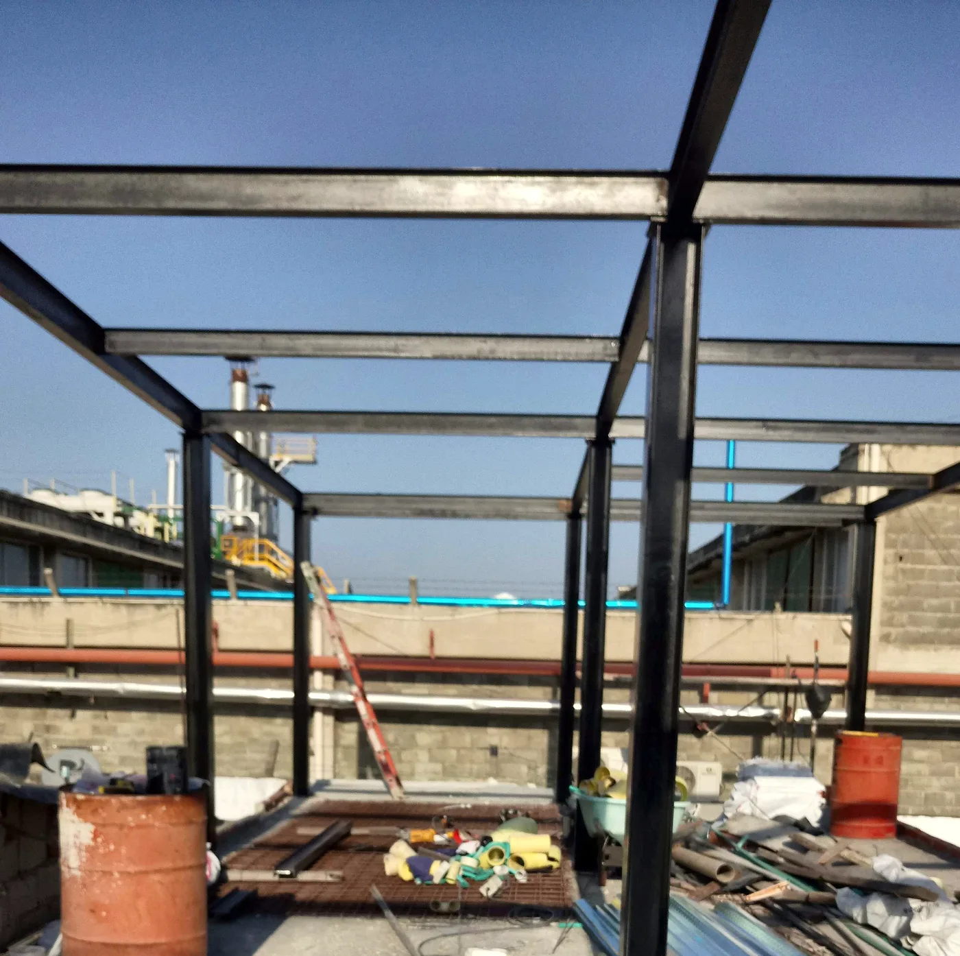 Estructura metálica de pórticos montada sobre una terraza