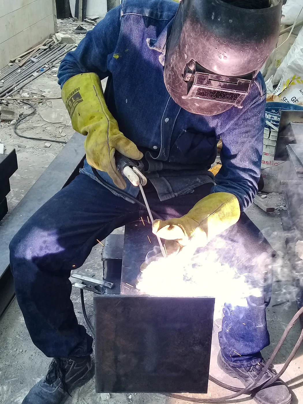 Soldador de PROSEC trabajando una pieza metálica